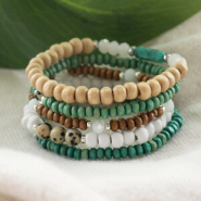 Set di ispirazione Vedi qui come creare braccialetti alla moda con perline di legno