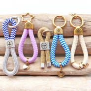Set di ispirazione DIY: portachiavi alla moda con cordoncino tubolare intrecciato