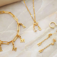 Set di ispirazione Gioielli personalizzati con ciondoli con le iniziali