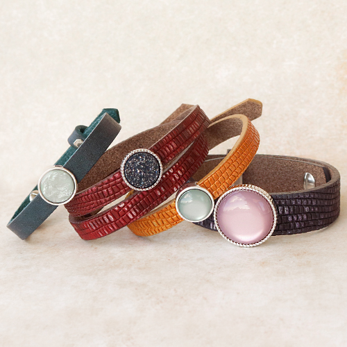 Con i nuovi bracciali, portachiavi e cabochon Cuoio puoi creare questi stupendi articoli! 