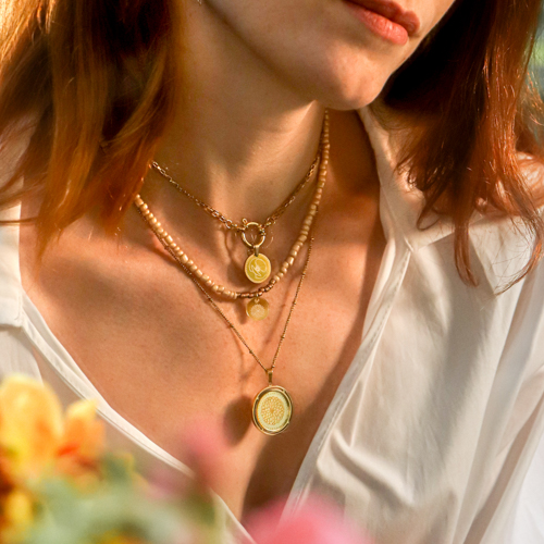 Libera la tua creativit&agrave; con perline, ciondoli e cabochon della collezione Fiore di nascita