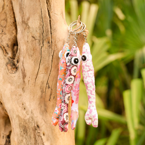 Decora i tuoi accessori con i nostri portachiavi floreali a forma di pesce