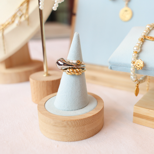 Crea una bella presentazione di gioielli con gli espositori in legno 