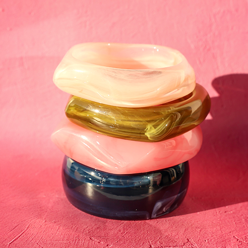 Bracciali bangle & spille: i pezzi statement della stagione