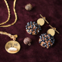 Orecchini e spille festosi con ornamenti in stile grappolo e ciondoli pon pon!