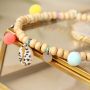 Scopri qui come creare i migliori bijoux con conchiglie ciprea e ciondoli pon pon