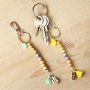 Scopri qui come creare i migliori bijoux con conchiglie ciprea e ciondoli pon pon