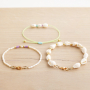 Accessori estivi da realizzare con cordoncino macram&egrave;, perle d&rsquo;acqua dolce e perline a forma di conchiglia: