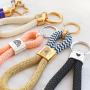 Idee per realizzare portachiavi alla moda con cordoncino tubolare intrecciato