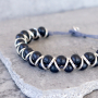 Guarda qui come puoi realizzare da te stupendi bracciali con le perline in legno: 