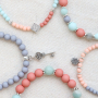 Ecco come realizzare fantastici braccialetti con perline in acrilico: