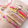 Realizza braccialetti colorati con cordoncino di raso e distanziatori in acciaio inox 
