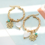 Lasciati ispirare e realizza collane e orecchini di tendenza con i ciondoli e i distanziatori in acciaio inox. 