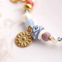 Idee creative per realizzare gioielli unici con le perline in ceramica, dipinte a mano