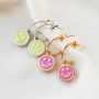 Realizza bellissime creazioni con questi ciondoli smiley di tendenza in plexx e metallo DQ.