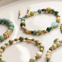 Idee creative per gioielli di tendenza con perline in acrilico in bellissimi colori