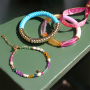 Idee per braccialetti con perline in acrilico, perline sfaccettate e nastro con testo