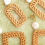 Ecco come realizzare orecchini con pendenti in rattan