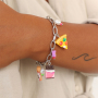 Ecco come incorporare perline e ciondoli in resina nei tuoi gioielli