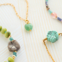 Idee creative con perline di pietre naturali colorate