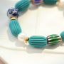 Crea una collezione statement con perline in acrilico e ciondoli 