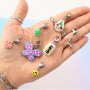 Crea gioielli accattivanti con perle di imitazione dipinte a mano