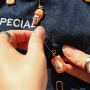 Crea una decorazione allegra per le borse con i ciondoli in resina natalizi