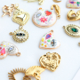 Crea una collana funky con ciondoli in metallo con smalto