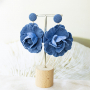 Momento di ispirazione con orecchini in rafia e denim