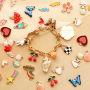Mix & match con perline e ciondoli in metallo funky