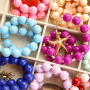 Crea una collezione di gioielli trendy con perline acriliche rotonde