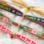 Crea braccialetti e regali festivi con il nastro BY31&reg; e campanellini