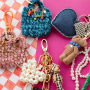 Momento di ispirazione con ciondoli alla moda
